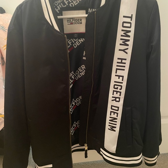 Tommy hilfigher puffer like jacket - brand new only wore once - Picture 3 of 3